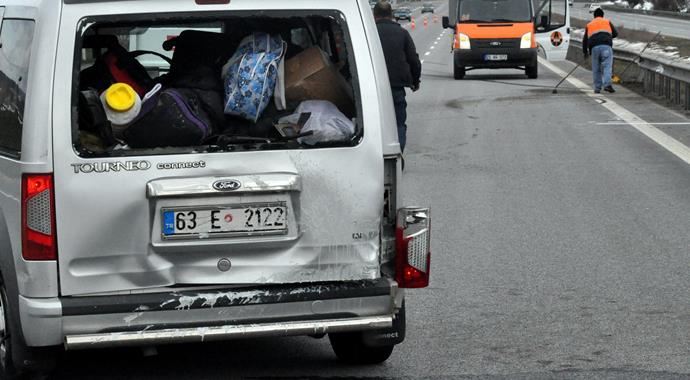 TEM'de feci kaza! Anne ve 3 çocuğu camdan fırladı