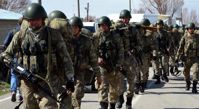 Ağrı'da PKK ile 12 saat çatışma: 5 terörist öldürüldü, 4 asker yaralı Ağrı'da PKK ile 12 saat çatışma: 5 terörist öldürüldü, 4 asker yaralı