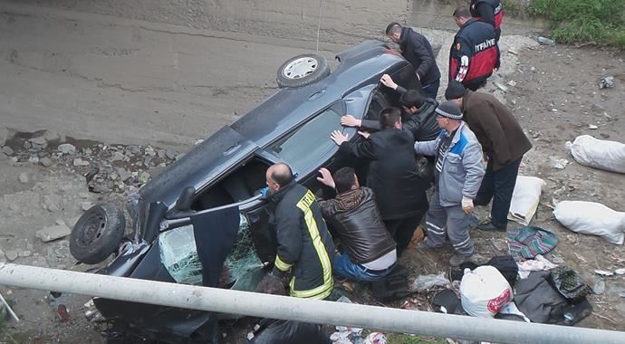 Otomobil köprüden uçtu: 2 ölü Otomobil köprüden uçtu: 2 ölü