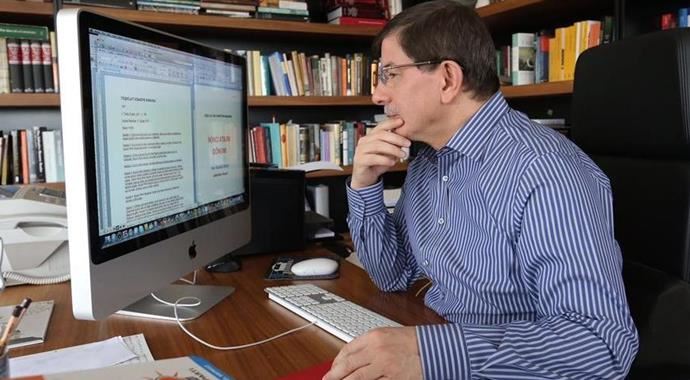 Başbakan Davutoğlu, çalışma ofisinden fotoğraf paylaştı Başbakan Davutoğlu, çalışma ofisinden fotoğraf paylaştı