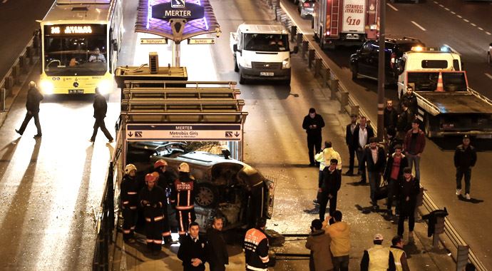 Araç, Metrobüs durağında daldı: Yaralılar var! Araç, Metrobüs durağında daldı: Yaralılar var!