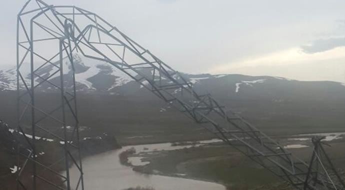 Fırtına elektrik direğini bu hale getirdi