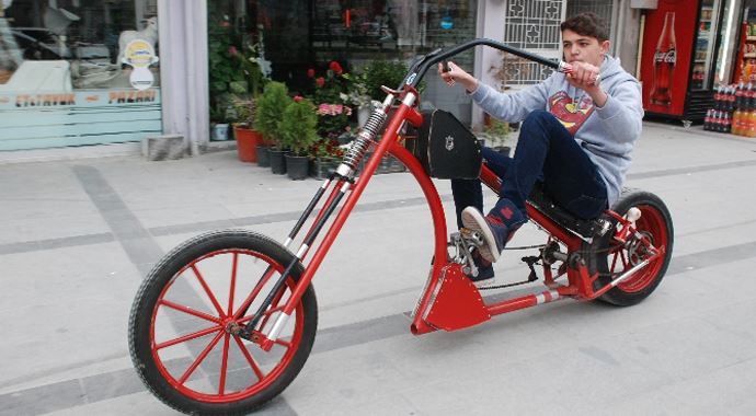 Harley tarzı bisikleti herkesin dikkatini çekti!