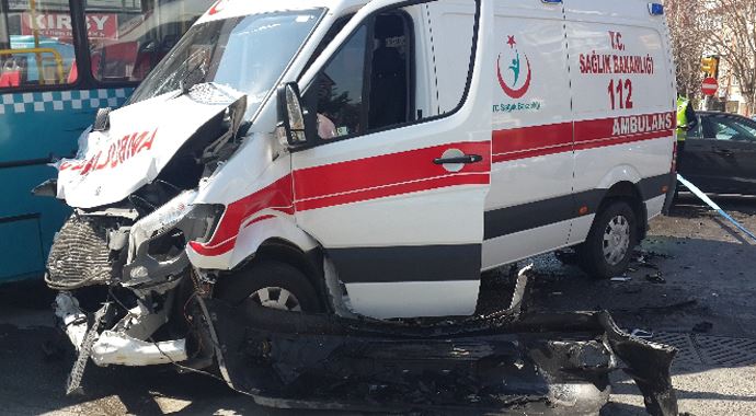 Kadıköy'de ambulans halk otobüsüyle çarpıştı, yaralılar var Kadıköy'de ambulans halk otobüsüyle çarpıştı, yaralılar var