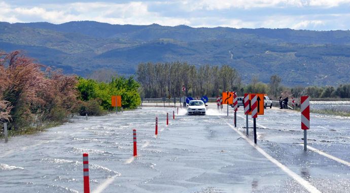 Menderes Nehri taştı, 10 gündür bu halde