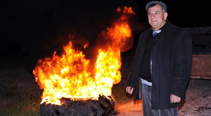 Çiftçiler arazide 'don' nöbeti tutuyor Çiftçiler arazide 'don' nöbeti tutuyor