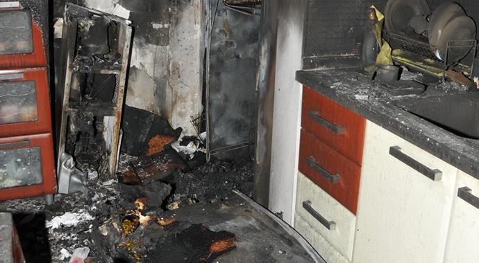 Mutfaktaki buzdolabı bomba gibi patladı