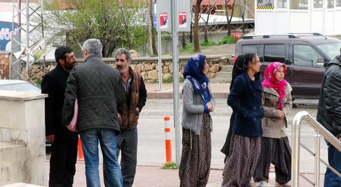 16 yaşındaki üvey kız kardeşini vurdu! 16 yaşındaki üvey kız kardeşini vurdu!