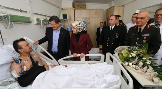 Başbakan Davutoğlu yaralı askerleri ziyaret etti Başbakan Davutoğlu yaralı askerleri ziyaret etti