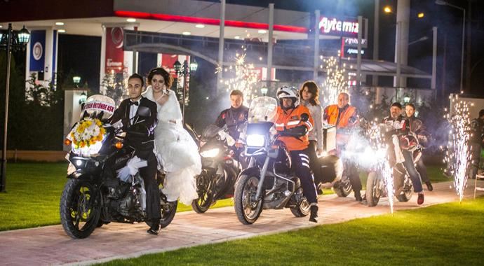 Astsubay düğün arabası yerine motosikleti tercih etti Astsubay düğün arabası yerine motosikleti tercih etti