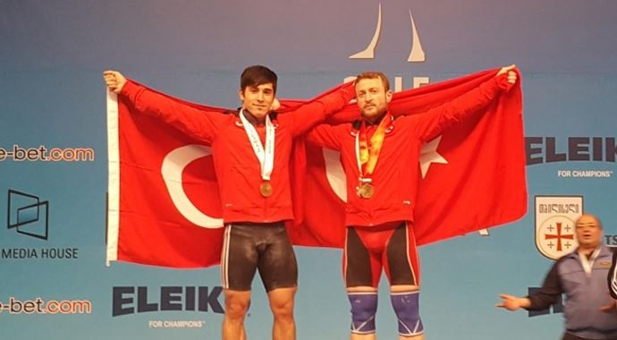 Sezer'den çifte madalya!