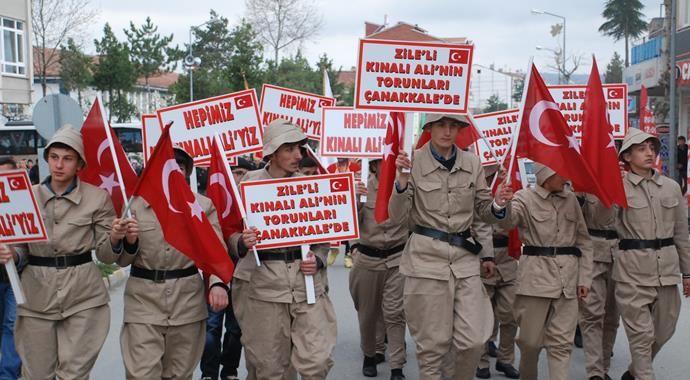 Kınalı Ali'nin torunları başlarına kına yakılarak Çanakkale'ye gönderildi Kınalı Ali'nin torunları başlarına kına yakılarak Çanakkale'ye gönderildi