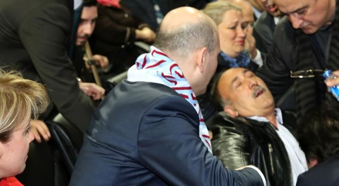 Süleyman Soylu'ya derdini anlatmaya çalışırken yere yığıldı Süleyman Soylu'ya derdini anlatmaya çalışırken yere yığıldı