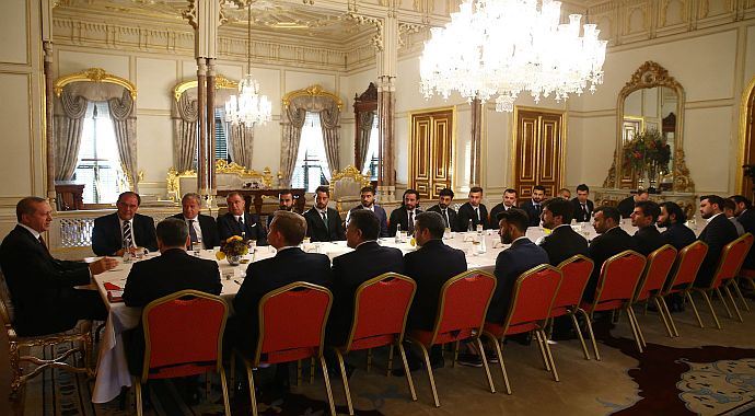 Cumhurbaşkanı Erdoğan, Mabeyn Köşkü'nde takım kaptanlarını kabul etti Cumhurbaşkanı Erdoğan, Mabeyn Köşkü'nde takım kaptanlarını kabul etti