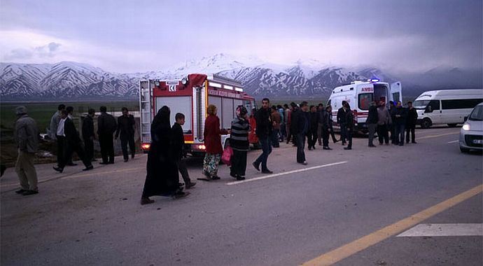 Hakkari'de trafik kazası: 15 yaralı Hakkari'de trafik kazası: 15 yaralı
