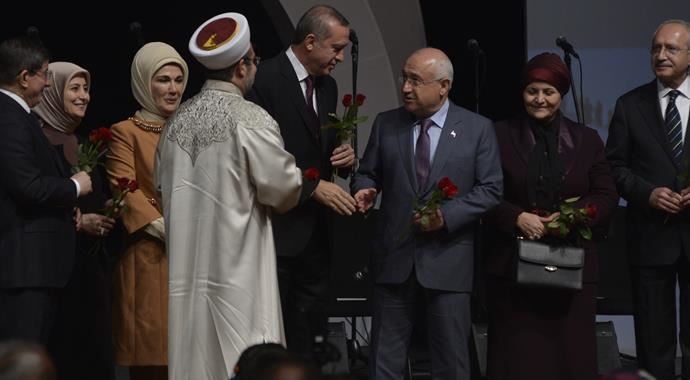 Başbakan Davutoğlu ile Kılıçdaroğlu arasında gül jesti