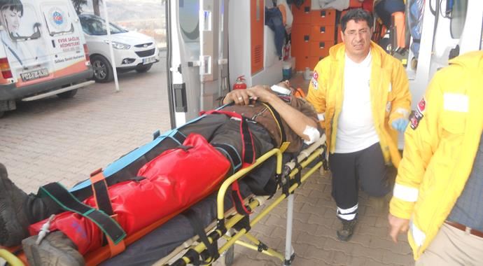 Minibüs şarampole yuvarlandı, 1 ölü 6 da yaralı var Minibüs şarampole yuvarlandı, 1 ölü 6 da yaralı var
