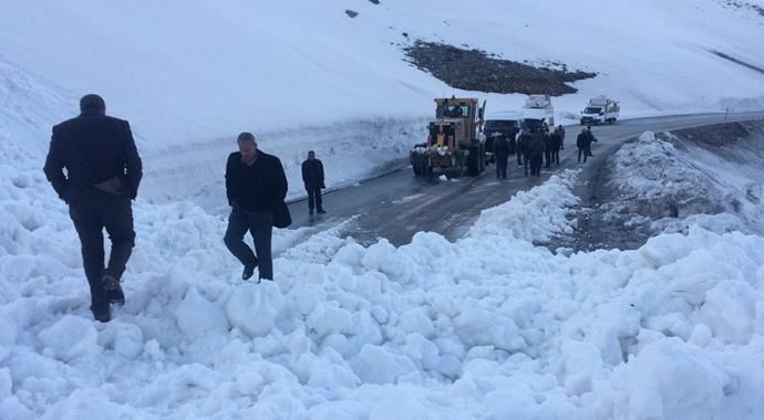 Karayolları ekibinin üzerine çığ düştü!