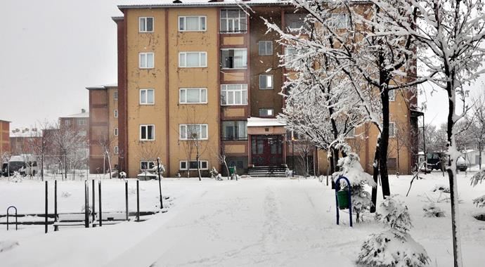 Bitlis&#039;ta kar yağışı etkisini sürdürüyor