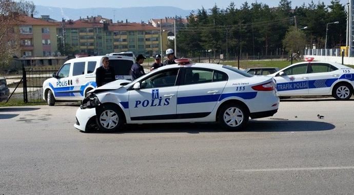 Polis arabası kamyonetle çarpıştı, 2 yaralı var