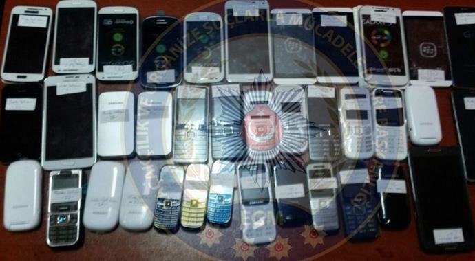 Polisten 4 işyerine kaçak cep telefonu operasyonu Polisten 4 işyerine kaçak cep telefonu operasyonu