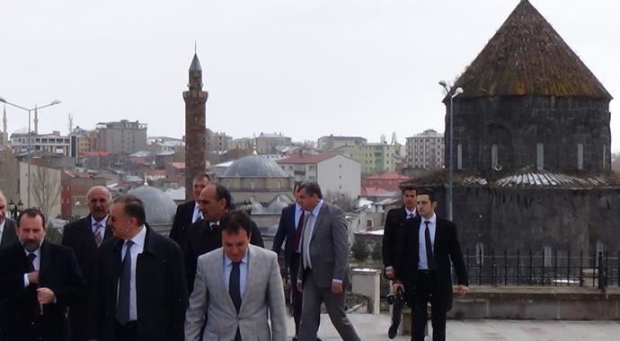 Ulu Cami'de yakılan 300 şehidin mevlidi için Papa'ya davet Ulu Cami'de yakılan 300 şehidin mevlidi için Papa'ya davet