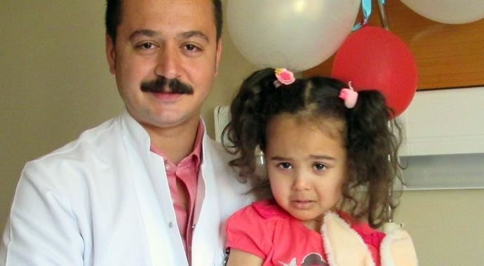 Dört yaşındaki kızın oyun oynarken parmağı koptu! Dört yaşındaki kızın oyun oynarken parmağı koptu!