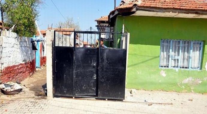 20 yıllık caddeyi 'arazim' deyip kapattı 20 yıllık caddeyi 'arazim' deyip kapattı