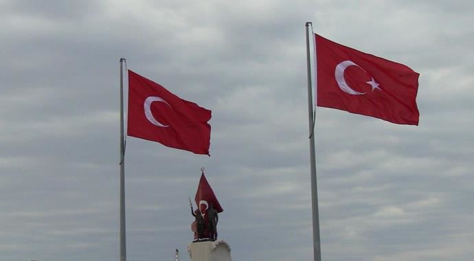 Hatay&#039;da yıldızsız Türk Bayrağı tepki çekti