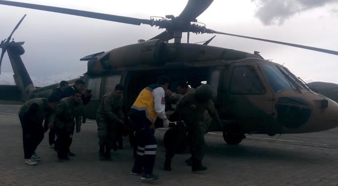 Hakkari'de yaralı çocuk askeri helikopterle hastaneye yetiştirildi Hakkari'de yaralı çocuk askeri helikopterle hastaneye yetiştirildi
