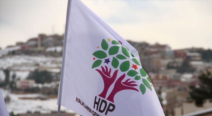 HDP, İzmir&#039;de 2 adayı listeden çıkardı