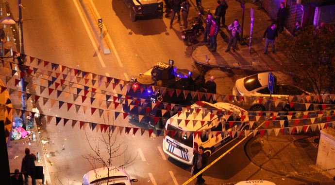 İstanbul&#039;da çatışma, uzun namlulu silahlarla bastılar: 2 ölü
