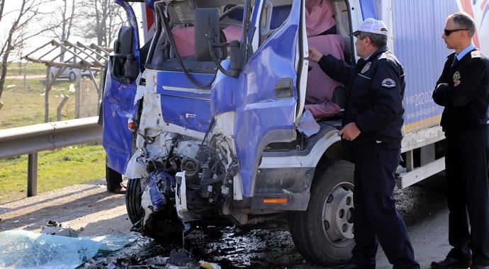 Belediye otobüsü kamyonetle çarpıştı, 10 yaralı var Belediye otobüsü kamyonetle çarpıştı, 10 yaralı var