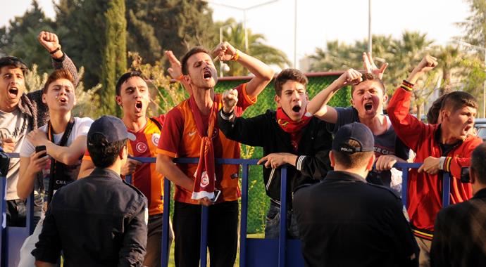 Galatasaraylı yıldıza İzmir'de tepki ! Galatasaraylı yıldıza İzmir'de tepki !