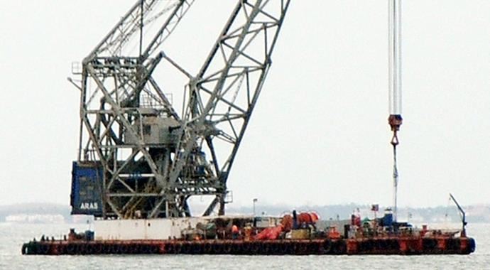Samsun'da yan yatan geminin yükünü boşaltıyorlar Samsun'da yan yatan geminin yükünü boşaltıyorlar