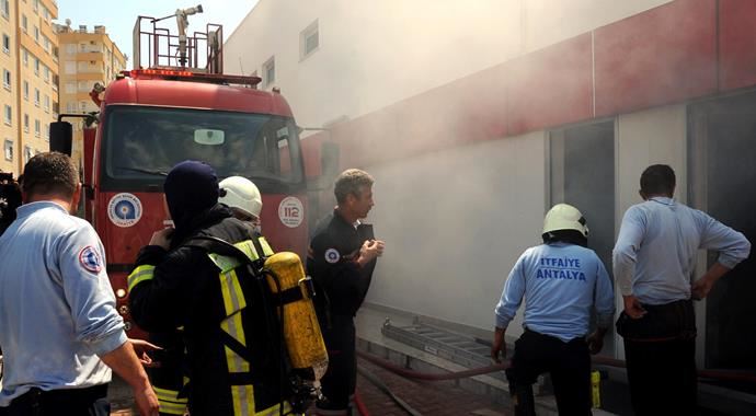 Antalya'daki havai fişek deposu patlamasında 1 kişi öldü Antalya'daki havai fişek deposu patlamasında 1 kişi öldü