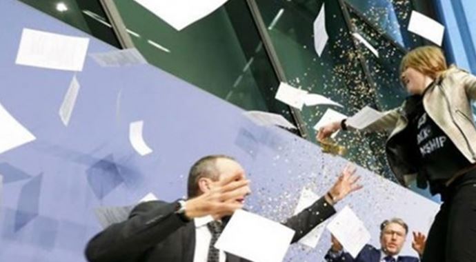 Avrupa Merkez Bankası Başkanı'na uçan tekme Avrupa Merkez Bankası Başkanı'na uçan tekme
