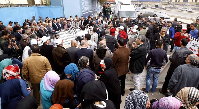 Filistinliler Lübnan'daki UNRWA binası önünde protesto gösterisi düzenledi Filistinliler Lübnan'daki UNRWA binası önünde protesto gösterisi düzenledi