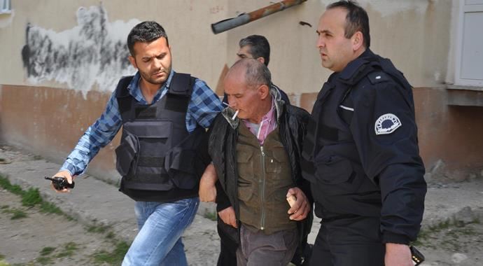 Kızını ve erkek arkadaşını odaya kilitleyip bakın ne yaptı! Kızını ve erkek arkadaşını odaya kilitleyip bakın ne yaptı!