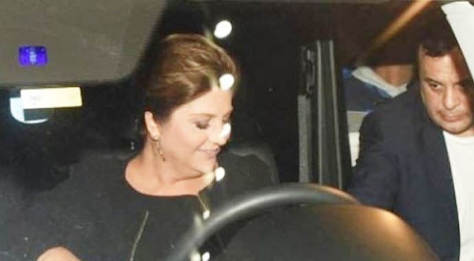Sibel Can çocuklara 1800 lira verdi! Sibel Can çocuklara 1800 lira verdi!