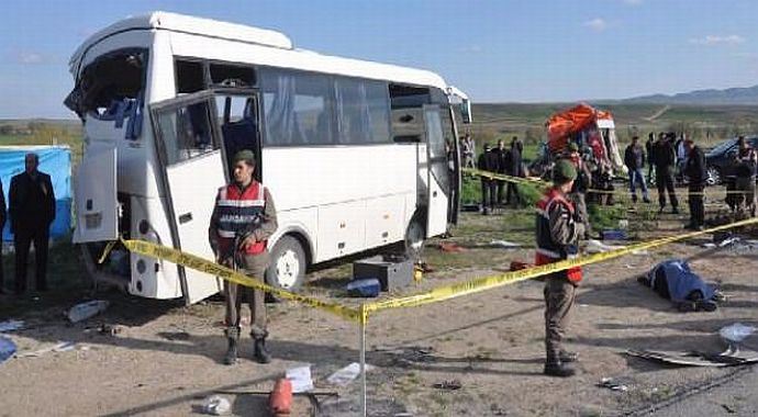 Kamyon midibüse çarptı: 1 ölü, 9 yaralı