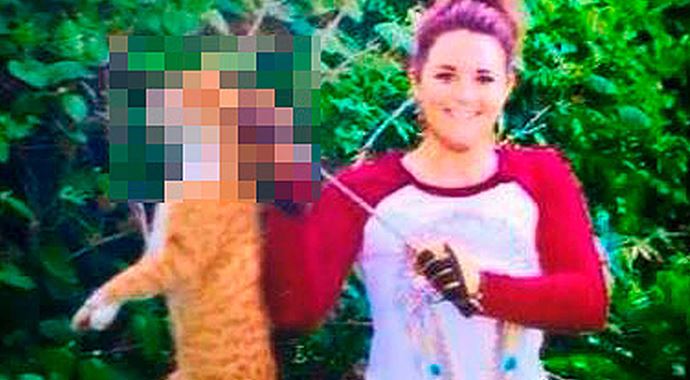 Kafasından okla vurduğu kediyle poz veren veteriner işinden oldu Kafasından okla vurduğu kediyle poz veren veteriner işinden oldu