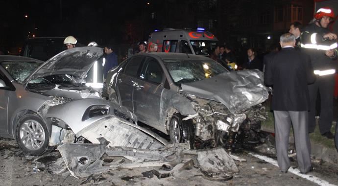 Gölcük'te zincirleme kaza, çok sayıda yaralı var... Gölcük'te zincirleme kaza, çok sayıda yaralı var...