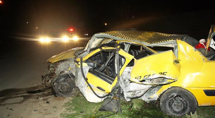 Piknik dönüşü feci kaza, 2 ölü 3 de yaralı var Piknik dönüşü feci kaza, 2 ölü 3 de yaralı var