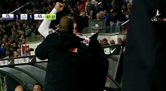 Burak Yılmaz'dan olay hareket! Burak Yılmaz'dan olay hareket!