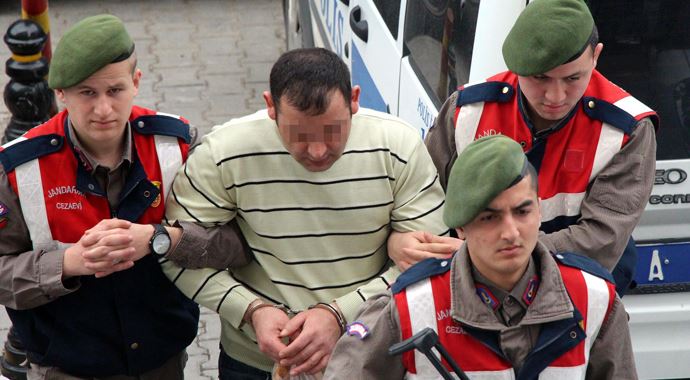 Pişkinliğin bu kadarı, önce taciz edip sonra dereye atmıştı... Pişkinliğin bu kadarı, önce taciz edip sonra dereye atmıştı...
