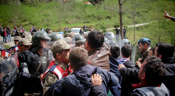Teröristin cenazesi getirildi, köylü çileden çıktı! Teröristin cenazesi getirildi, köylü çileden çıktı!