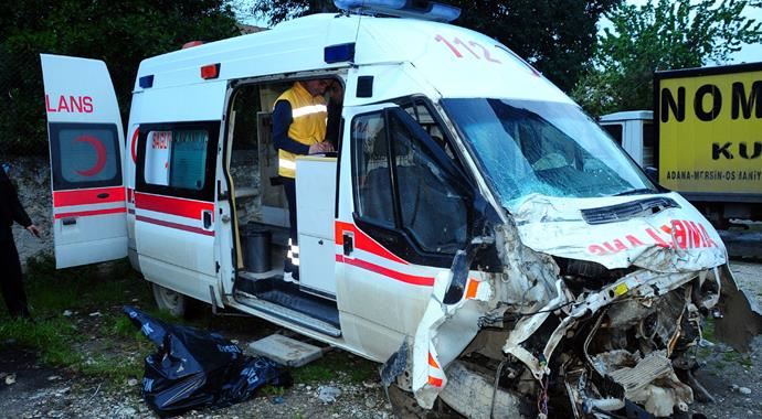 Ambulans kamyonet ile çarpıştı, yaralılar var Ambulans kamyonet ile çarpıştı, yaralılar var