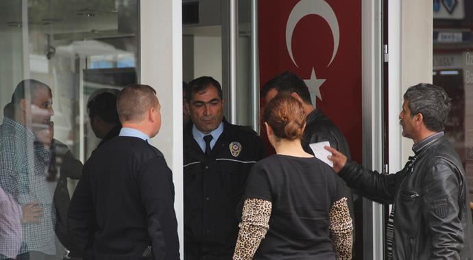 Bankanın kapısını açık unuttular Bankanın kapısını açık unuttular