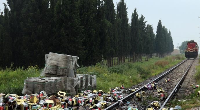 Tren zeytin yüklü TIR'a çarptı, 1 ölü var Tren zeytin yüklü TIR'a çarptı, 1 ölü var